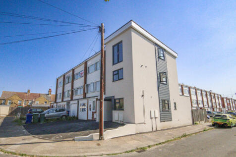 Modern Ground Floor Flat with Garden &amp; Parking