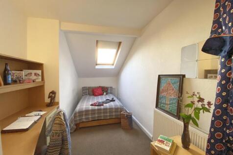 Cozy single bedroom with a comfortable bed bene...