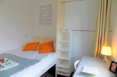 A cozy double bedroom featuring a neatly made b...