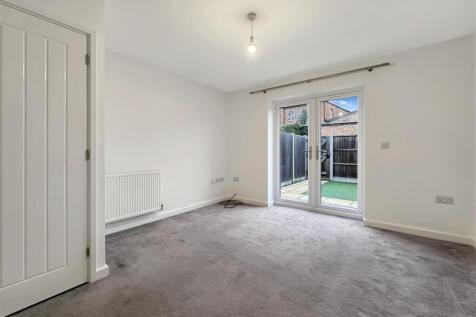Cufflin Court, Whetstone photo 4