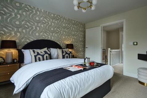 Spacious main bedroom