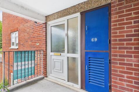 3-bed flat on Anchor Street, £1,911/mo