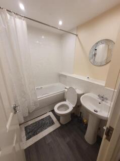 415 Mainbathroom.jpg