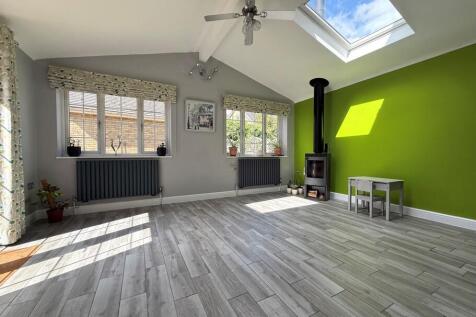 Tiverton Crescent, Kingsmead photo 5