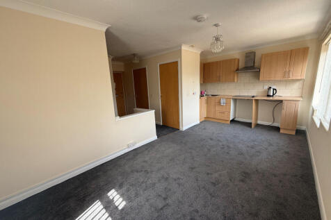 Hall Crescent, Holland-On-Sea, CO15 photo 3