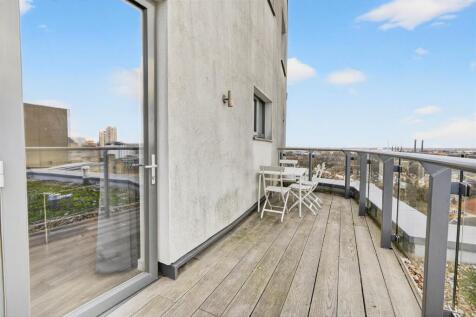 To Let  3 Bedroom Flat Balcony CR0  www.islingtonp