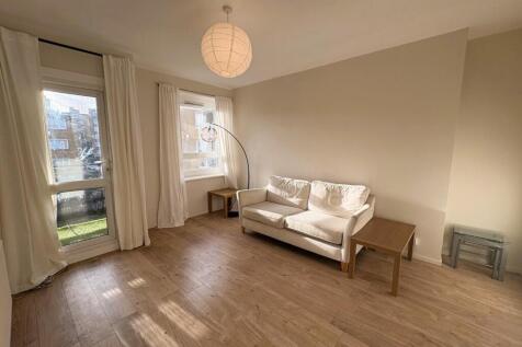 2-bed flat on Tulse Hill, London, £2,200/mo