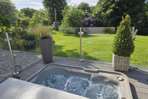 Hot Tub &amp; Garden