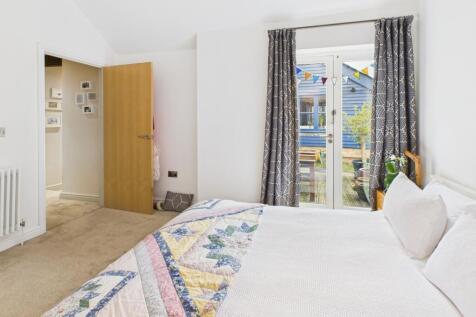 CAM02519G0-PR0233-STILL005