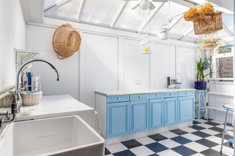 A24 - 30 Manscombe Road, Torquay - 250915.jpg