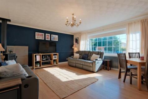 Living Room / Dining