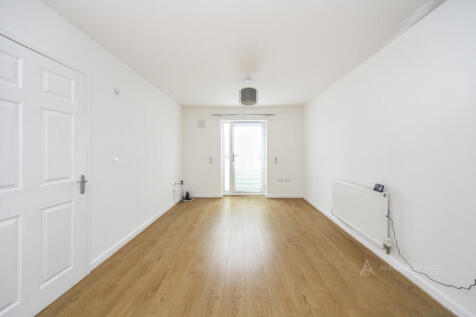 Daimler Drive, LU6 photo 3