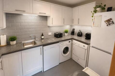 Kitchen 2.jpeg