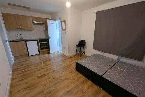 Clockhouse Lane, Collier Row photo 3