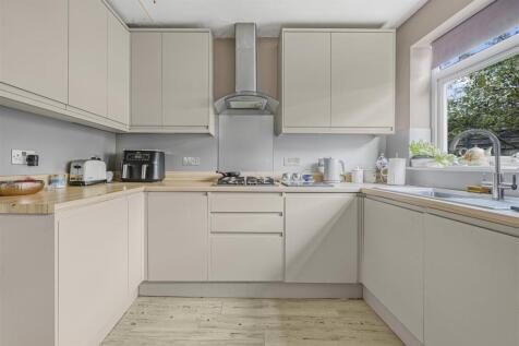 8 Frymley View, Windsor SL4 5TA7.jpg