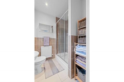 4 bed, 3 bath Detached in Leeds - Photo 12