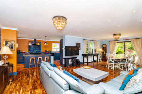5 bed, 5 bath Detached in Glasgow - Photo 9