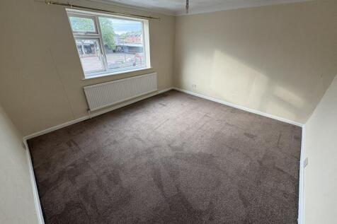 2-bed flat on Station Lane, Featherstone, Pontefract, £650/mo