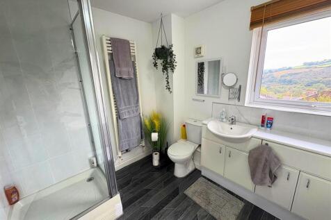 Bathroom b (edit).jpg