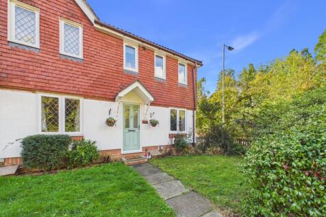 Hebbecastle Down, Warfield, Bracknell, Berkshire, RG42. 3 bedroom end of terrace house for sale