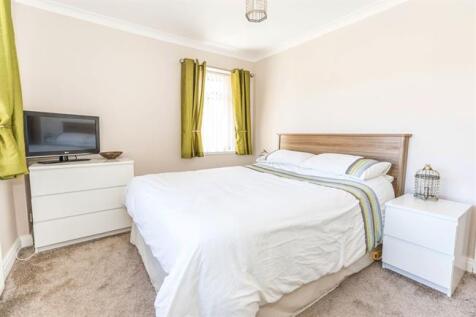 Primrose Avenue, Romford, Essex, RM6 photo 3