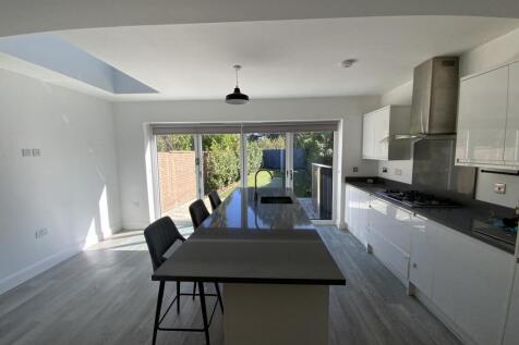 Laburnum Avenue, Hornchurch, Havering photo 3