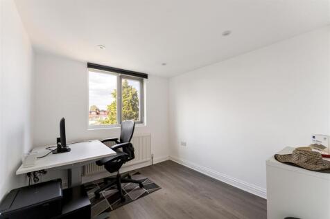 Westward Road, E4