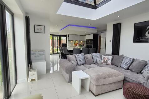 OPEN PLAN LIVING/DINING KITCHEN