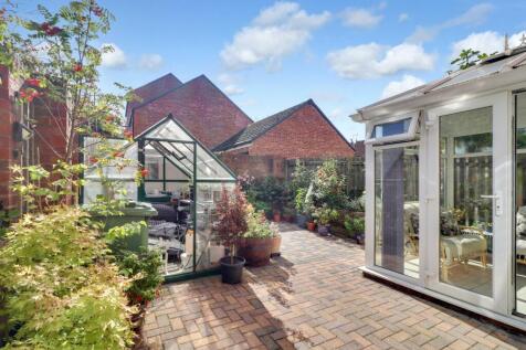 Green house and well kept patio