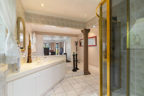 Expansive en-suite bathroom