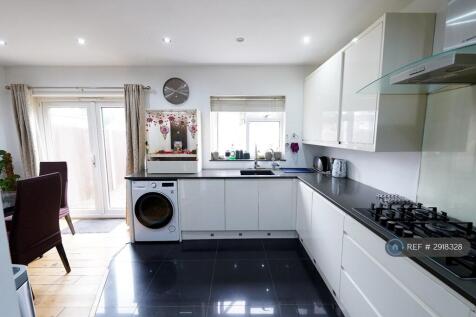 Strodes Crescent, Staines-Upon-Thames, TW18 photo 5