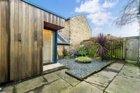 Rear courtyard with door leading into the utility 