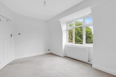 02-4442JHPropWorld - 18 Fountain Court - 5.jpg