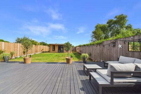 Decked Area/Rear Garden/Summer House