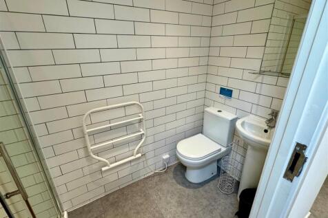 4 Drydock Shower Room