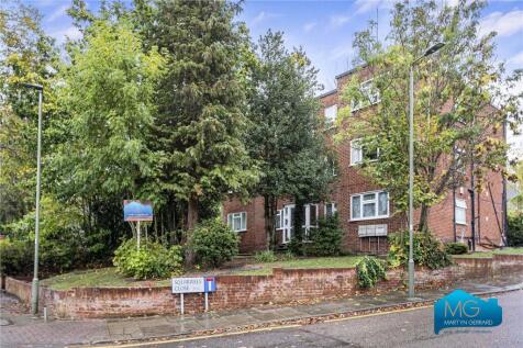 2-bed flat on Squirrels Close, Woodside Avenue, Woodside Park, London, N12, £1,800/mo
