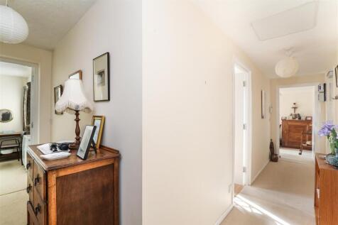 29 Cecily Court hallway.jpg