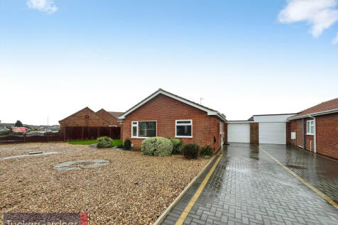 3-bed bungalow on Cavalry Drive, March, £1,500/mo