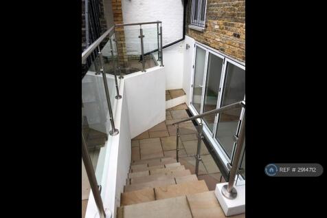 Entracnce/ Courtyard