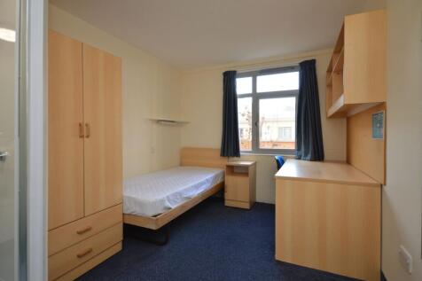 Bright furnished student single bedroom with de...