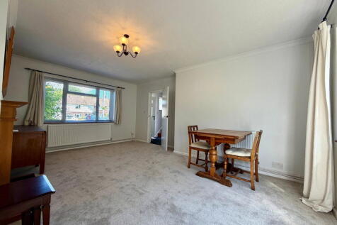 Almond Avenue, Newbury, RG14 1LX photo 4