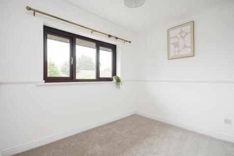 15 Midhurst  Grove - Bedroom.jpg