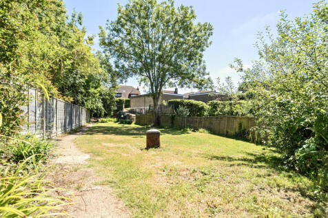 Large family friendly private East facing front garden
