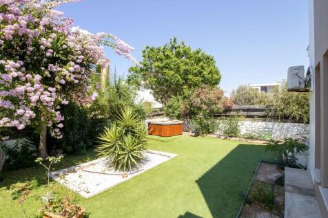 3-bedroom resale villa + recently renovated + furnished + central heating infrastructure + jacuzzi + walking distance to the beach + Title deed in the owner?s name, VAT paid Image 9999 2