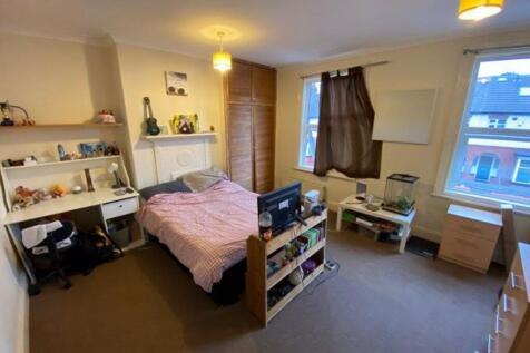 Bright, well-presented double bedroom with larg...