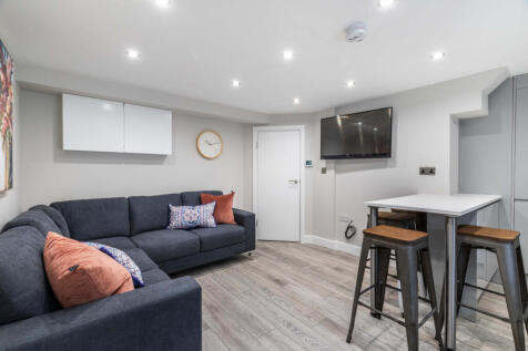 6-bed house on Cardigan Lane, Leeds, £3,900/mo