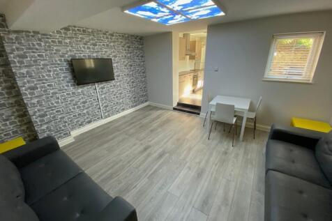 A spacious and inviting large modern living roo...