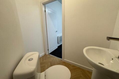 Retail Property (high street) to rent Image 4