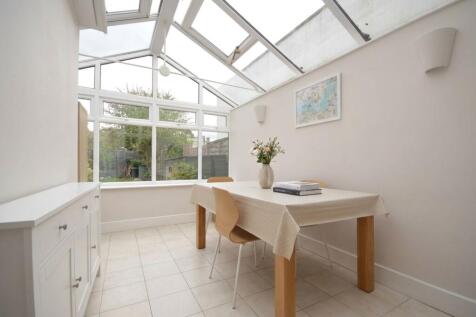 Horseshoe Crescent, Beaconsfield, HP9 photo 3