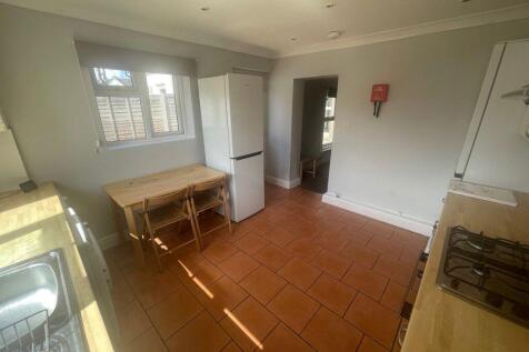 P02821 FIVE DOUBLE BEDROOM STUDENT HOUSE photo 4